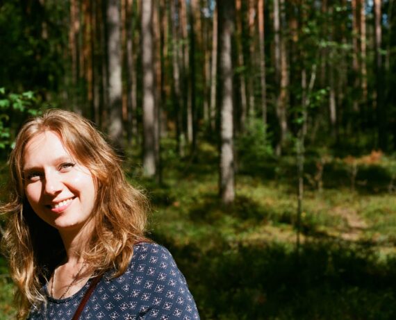 Kvinna_i_skog